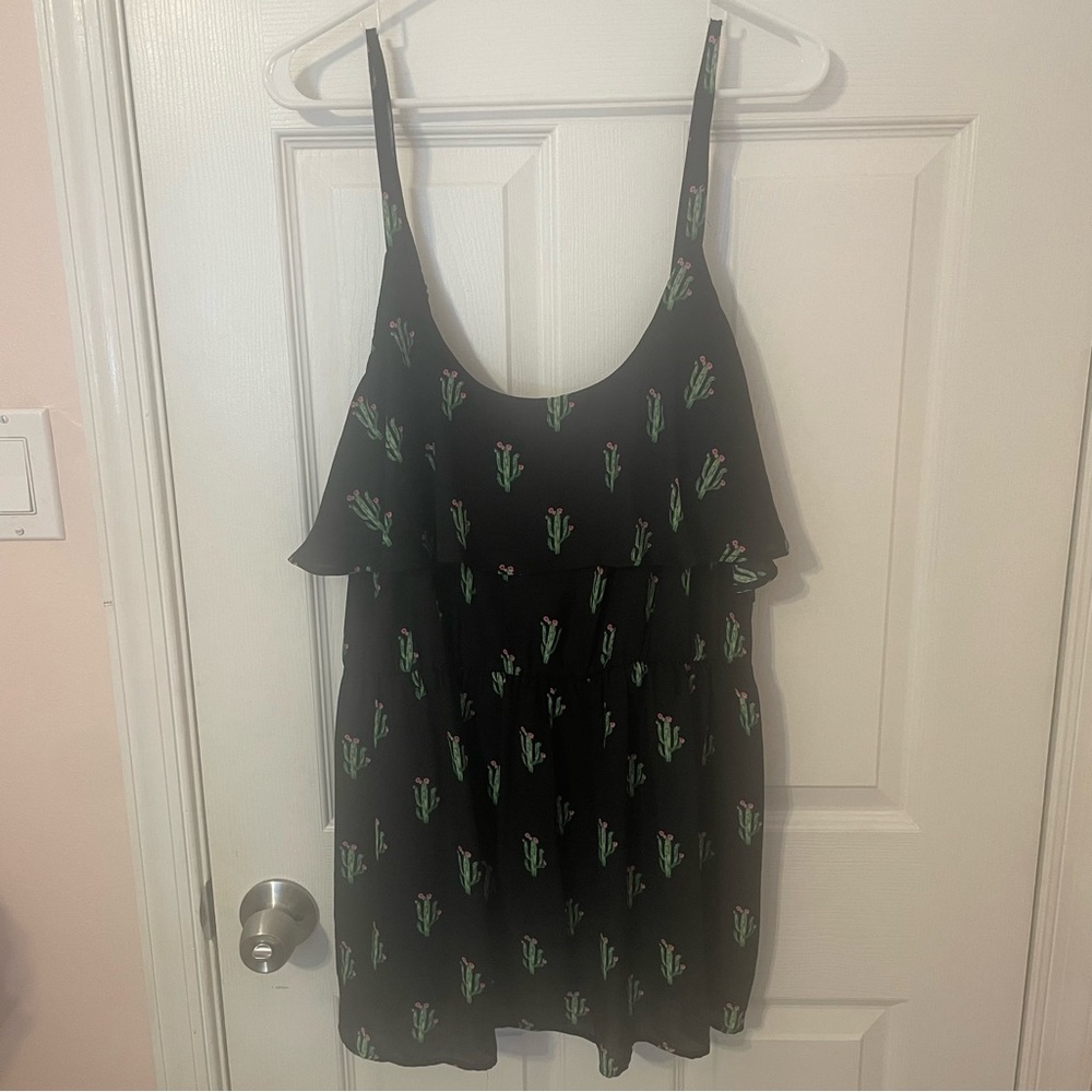 Black Sleeveless Blouse with Cactus 🌵 Print Detail